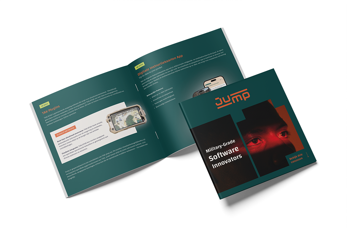Brochure Defensie en Veiligheid, opengeslagen bij de TAK-plugins en de app met digitale instructiekaarten, naast de omslag 'Military-Grade Software Innovators'