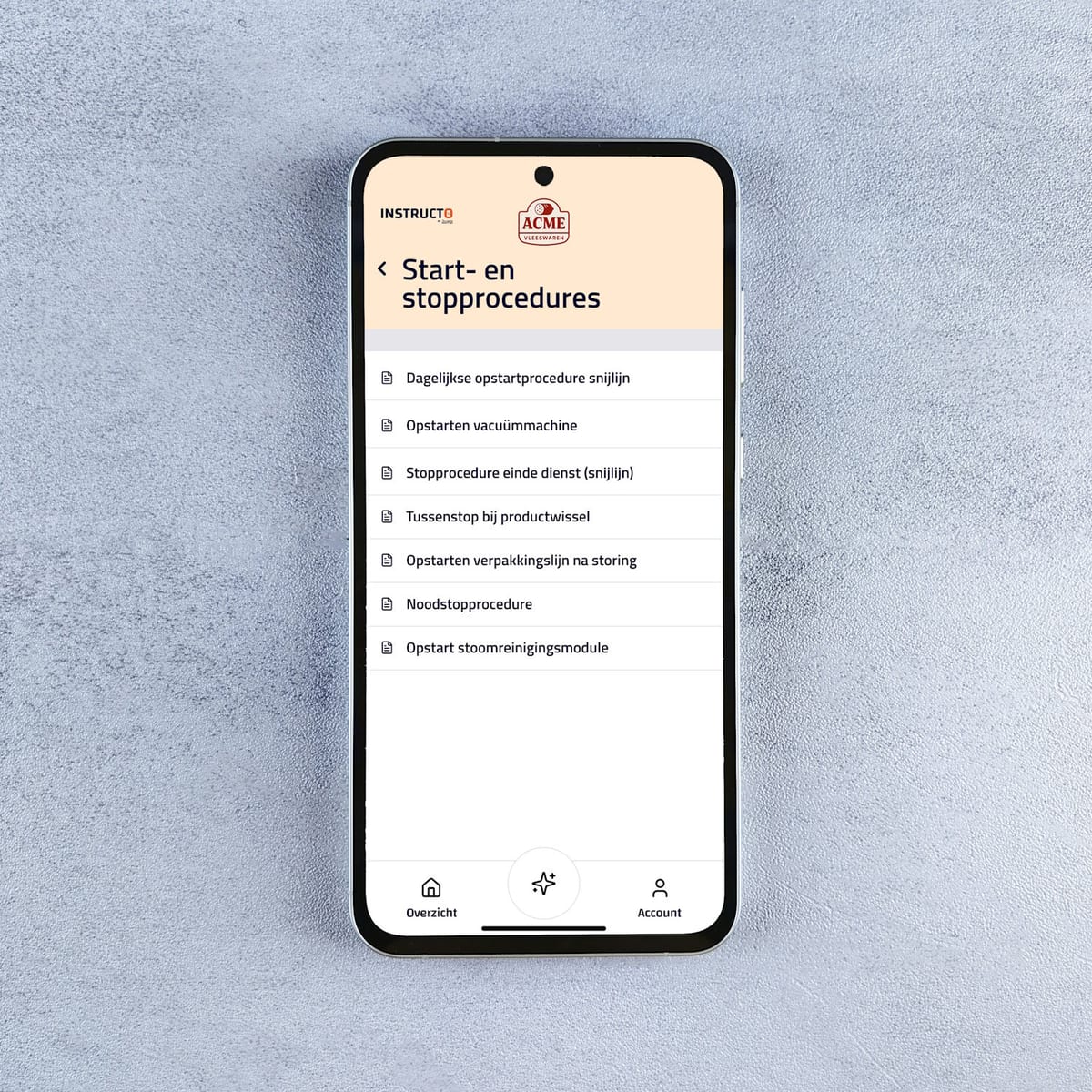Smartphone met de Instructo-app, open op een lijst met start- en stopprocedures
