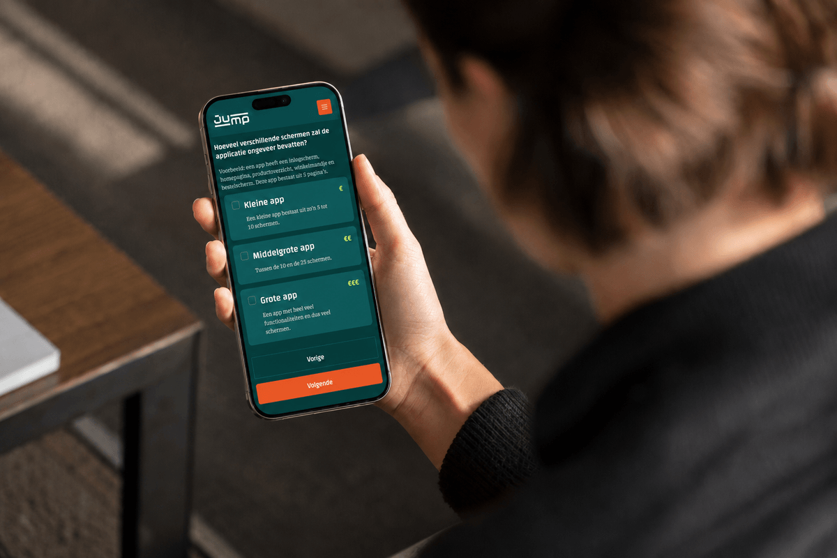 Iemand vult op een telefoon de prijsindicatie voor een mobiele app in