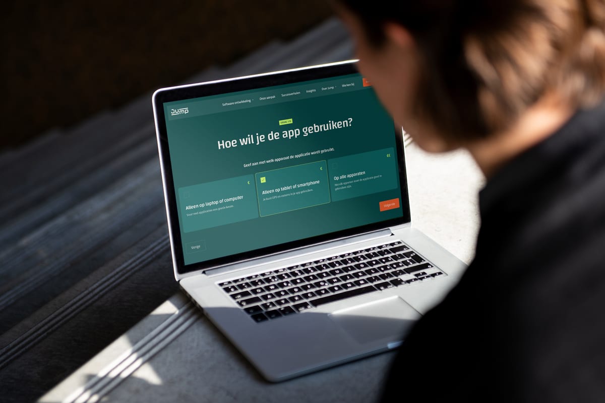 Iemand vult op een laptop de vragenlijst 'Hoe wil je de app gebruiken?' in